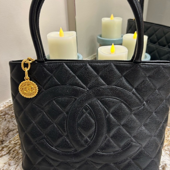 Chanel Black Caviar Leather Gold Coin Bag- Excellent pre-loved Condition- 2023 - Picture 1 of 13